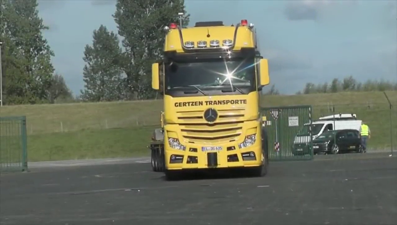 奔驰卡车牵引专用半挂车，运输风电设备