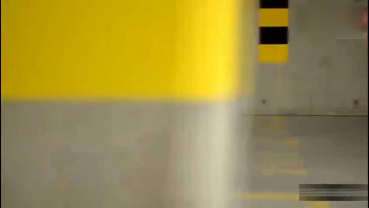 女白领下班后开跑车，坐进车内的一刻气质大变！