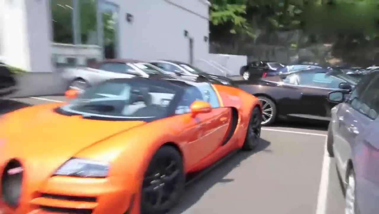 2500万的布加迪跑车，内饰长什么样，这个方向盘没谁了！