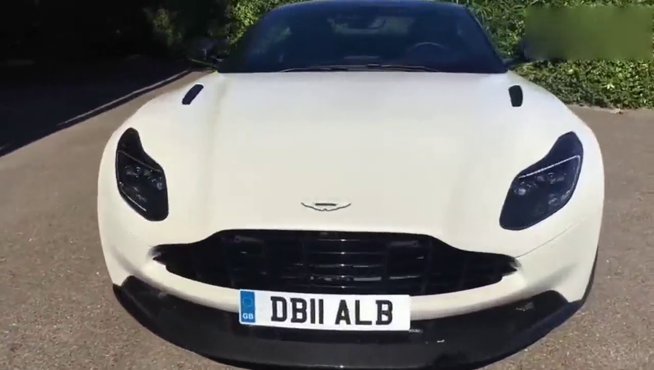 250万的阿斯顿马丁跑车，坐进车内，才知道什么叫做豪华跑车！