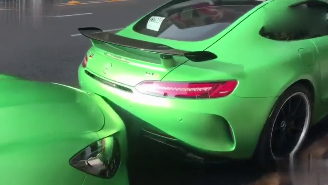 开奔驰GT跑车的都是老司机啊，这侧方位停车太完美了啊