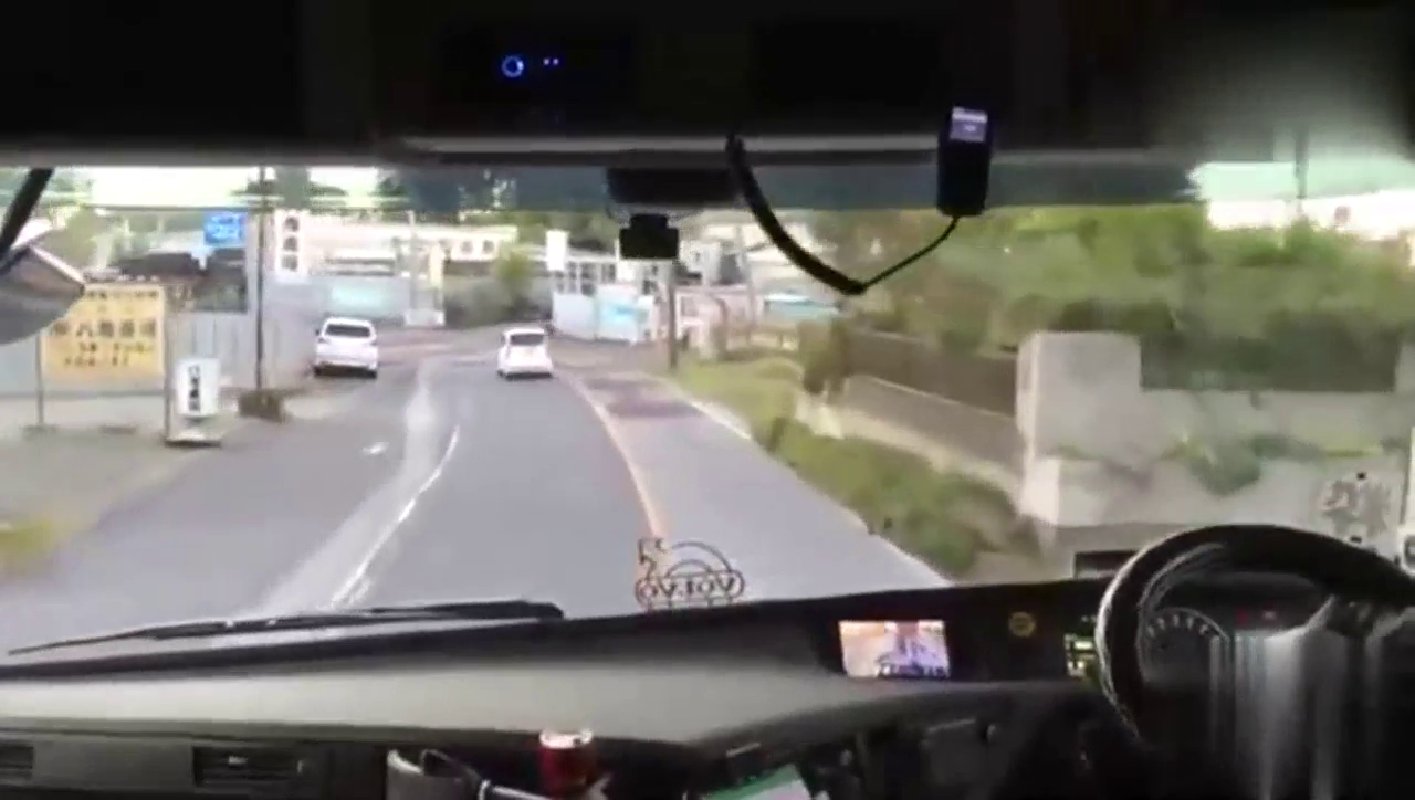 实拍日本司机驾驶沃尔沃卡车到处钻小巷，这技术没谁了！