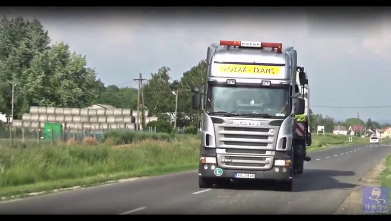 斯堪尼亚卡车运输德国大型收割机，卸车后马上出发去垦区