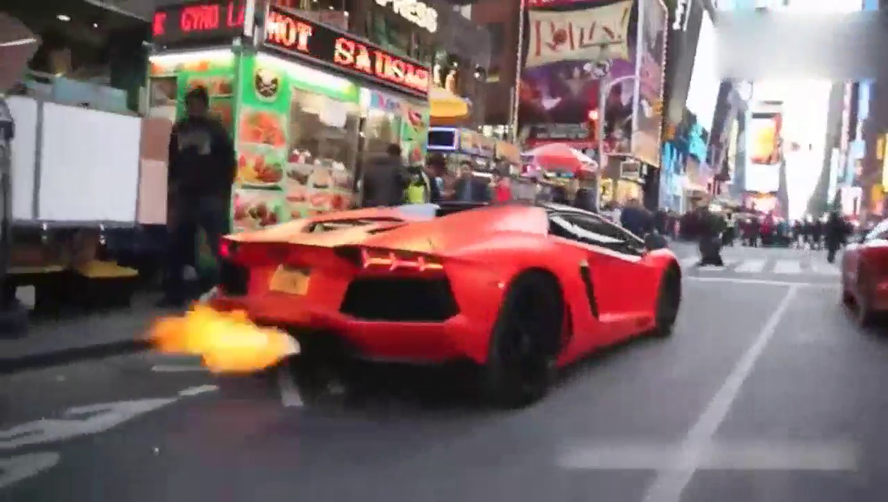 街头偶遇大牛，屁股冒火那一刻，才知道什么叫超级跑车