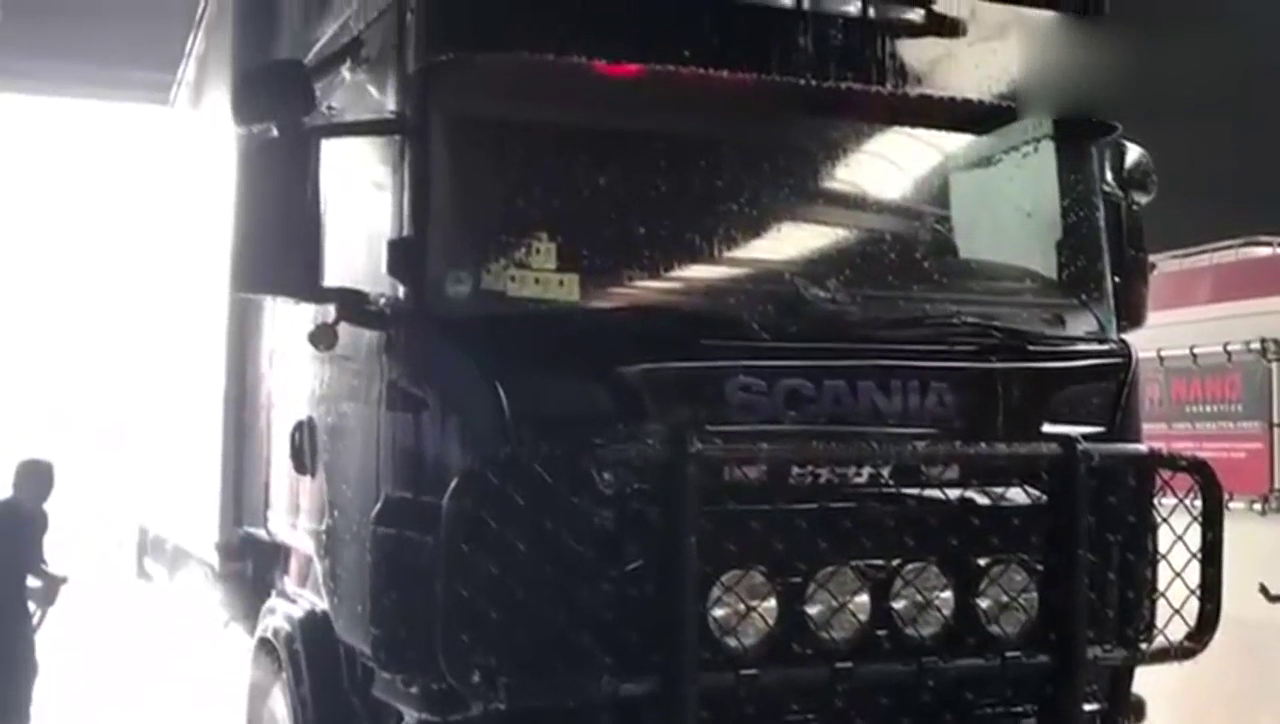 斯堪尼亚卡车，清洗过程，知道为什么为国外的车都很干净了吧