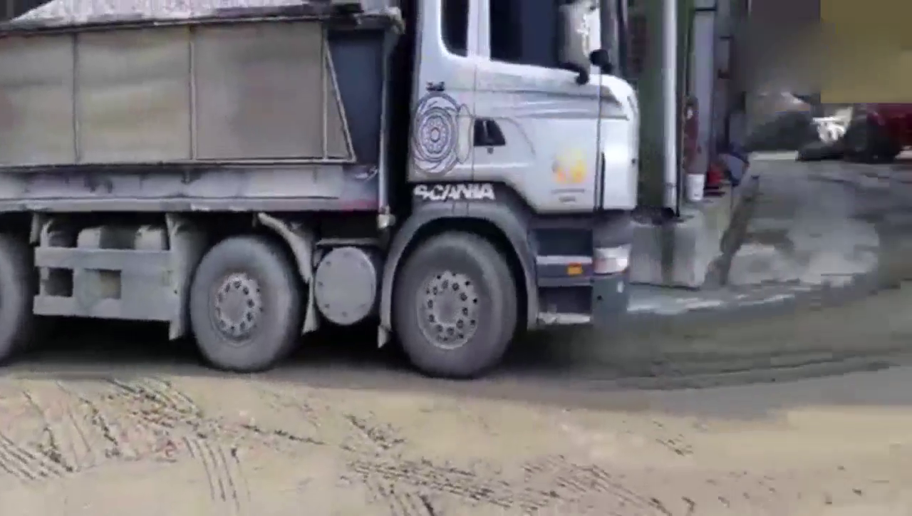 斯堪尼亚480马力卡车卸石子