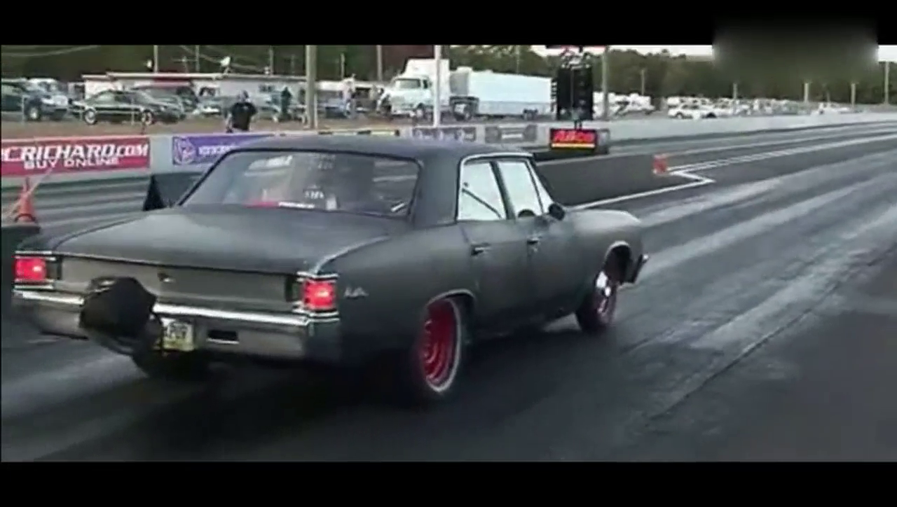 汽车直线加速：改装车直线加速测试，起步车头翘起超猛