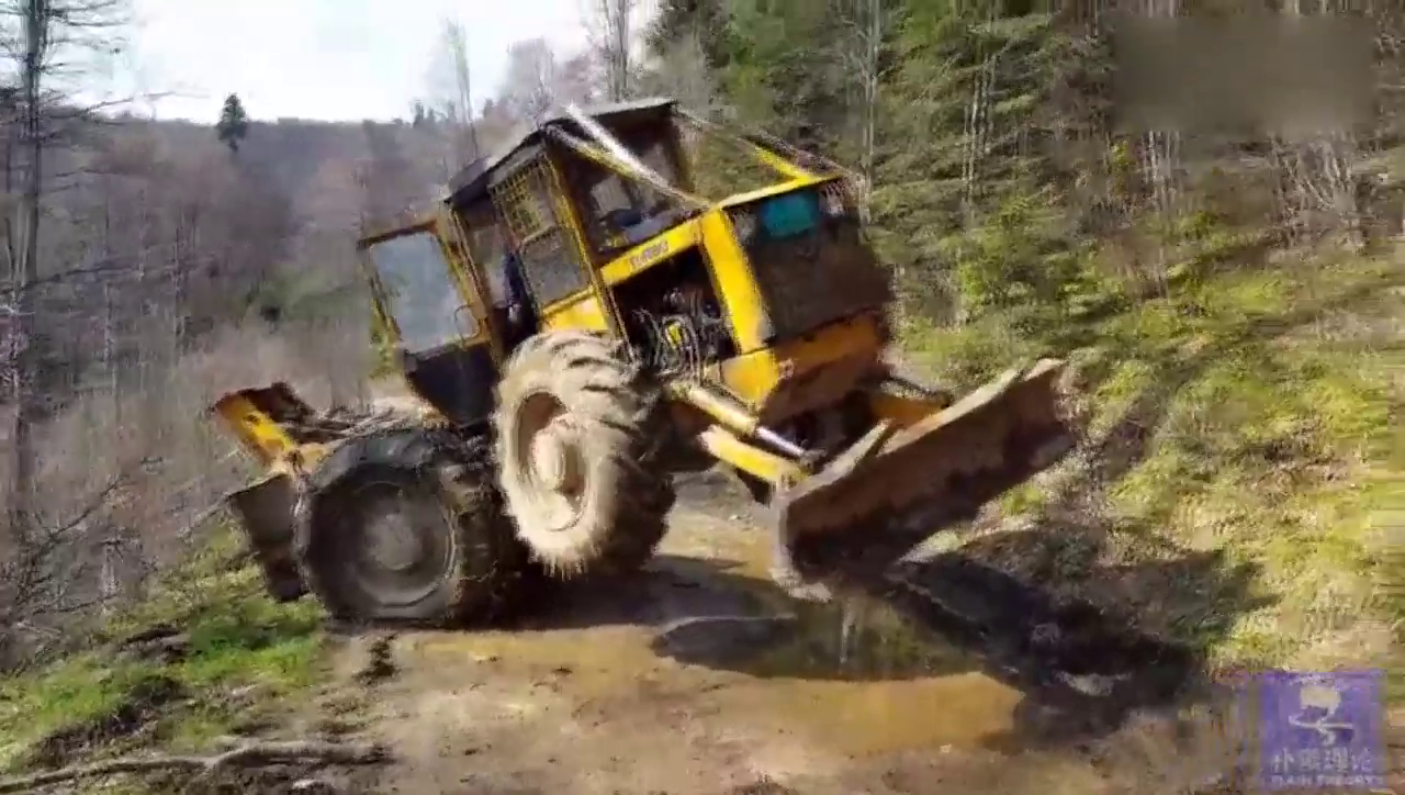 牵引卡车用液压绞盘作业, 将山下的木材硬拖上来