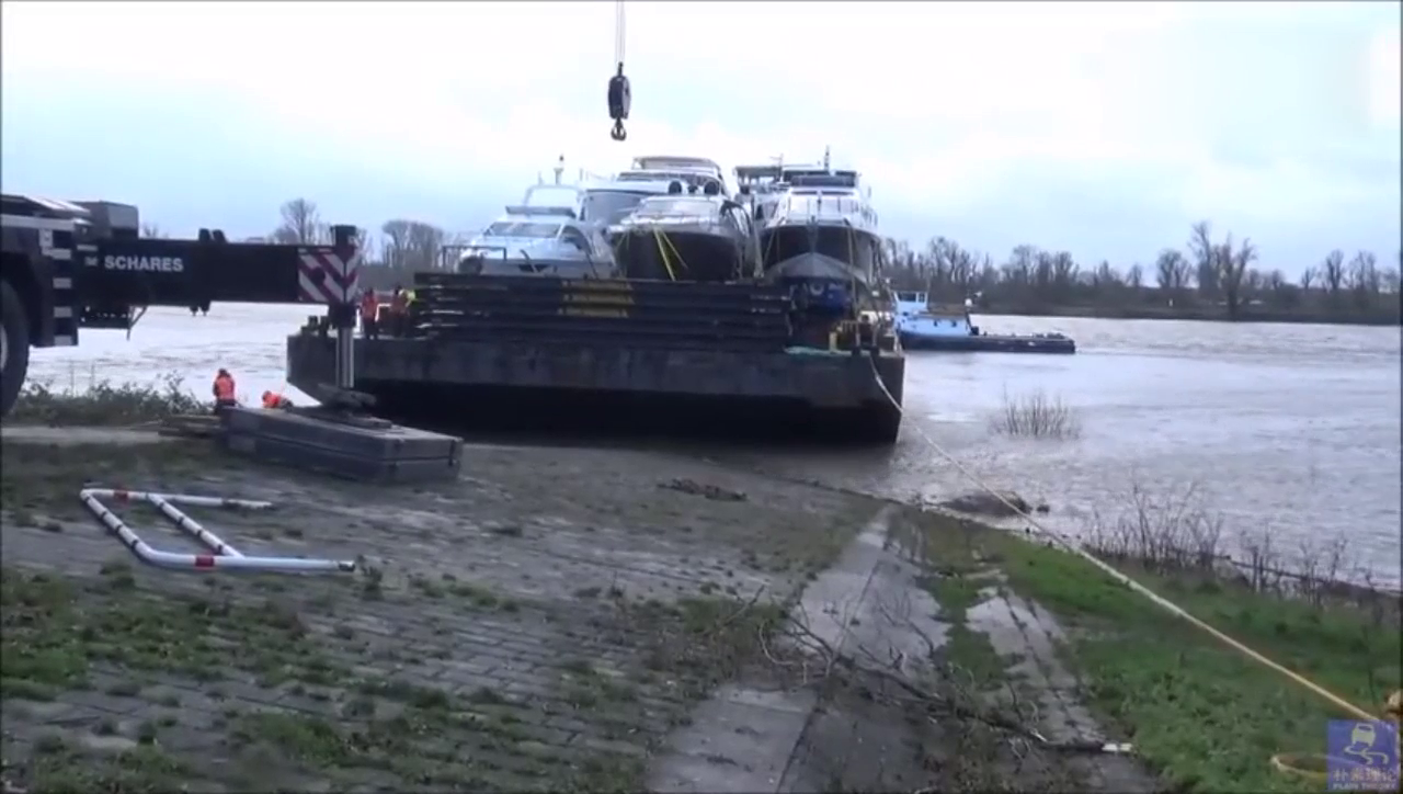 牵引卡车运输大型豪华游艇去参加展销会