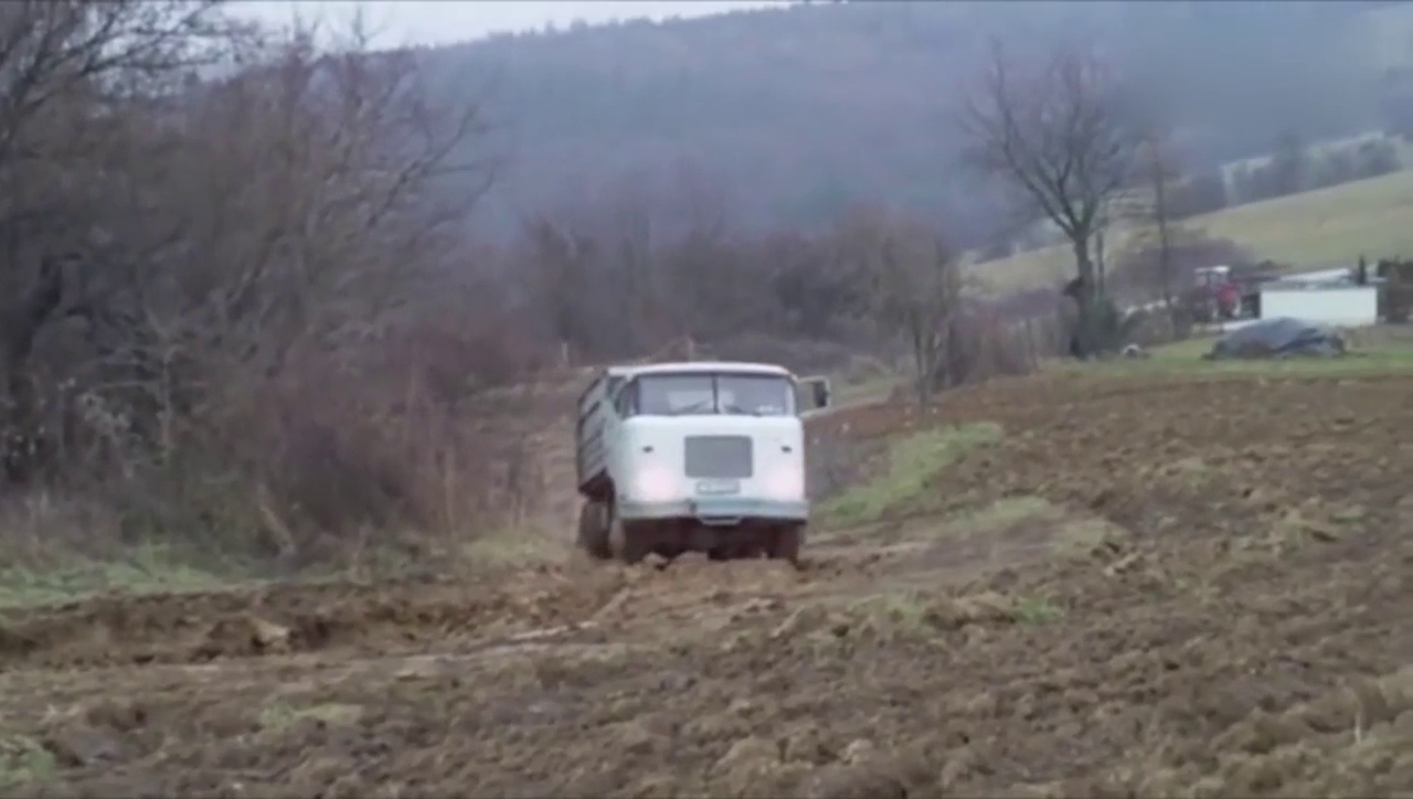 爬同一个土坡，拖拉机比全轮驱动的卡车稳