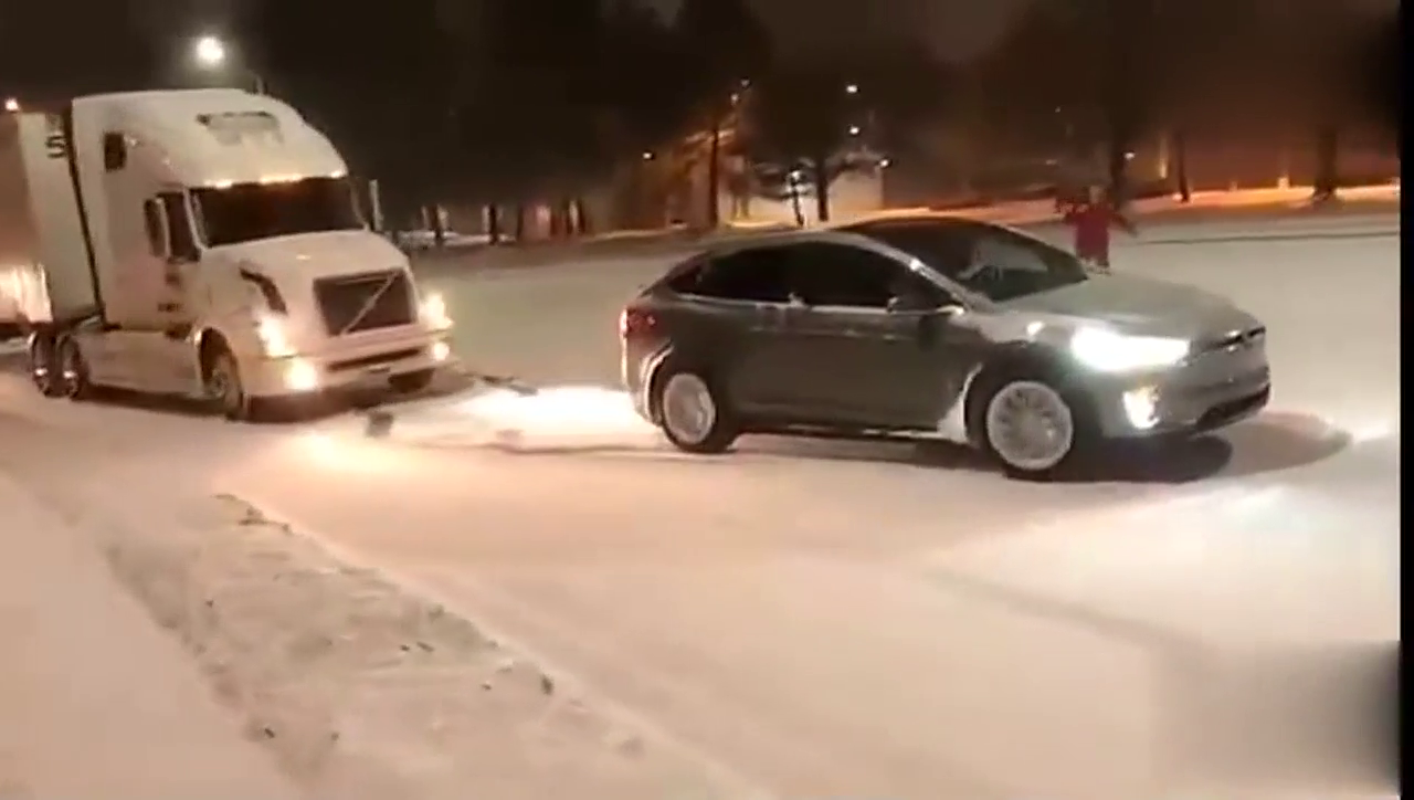 特斯拉有多牛？百吨卡车被困雪地，老美拿它当拖车，顺利营救！