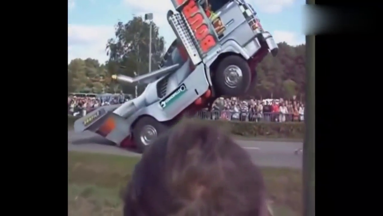 有点不相信自己的眼睛，卡车居然用两条腿在路上走