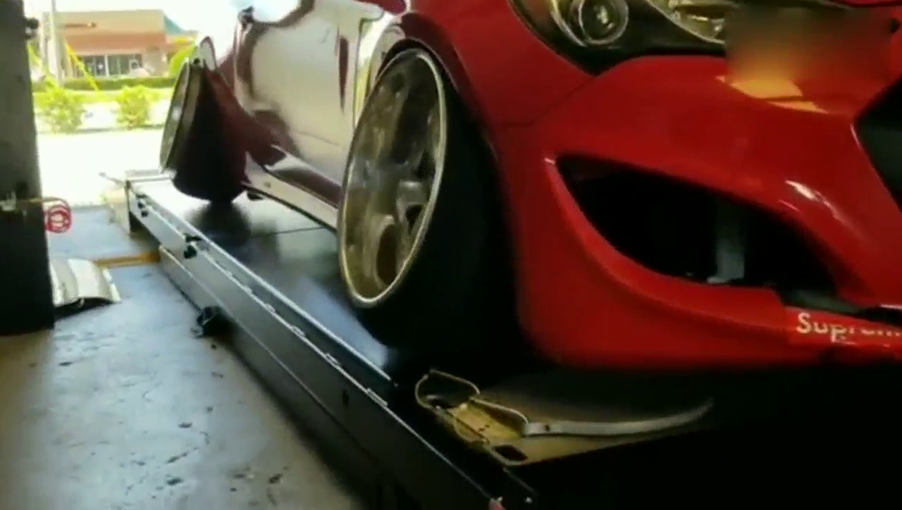 跑车个性改装，动力测试相当给力，可就是怕减速带