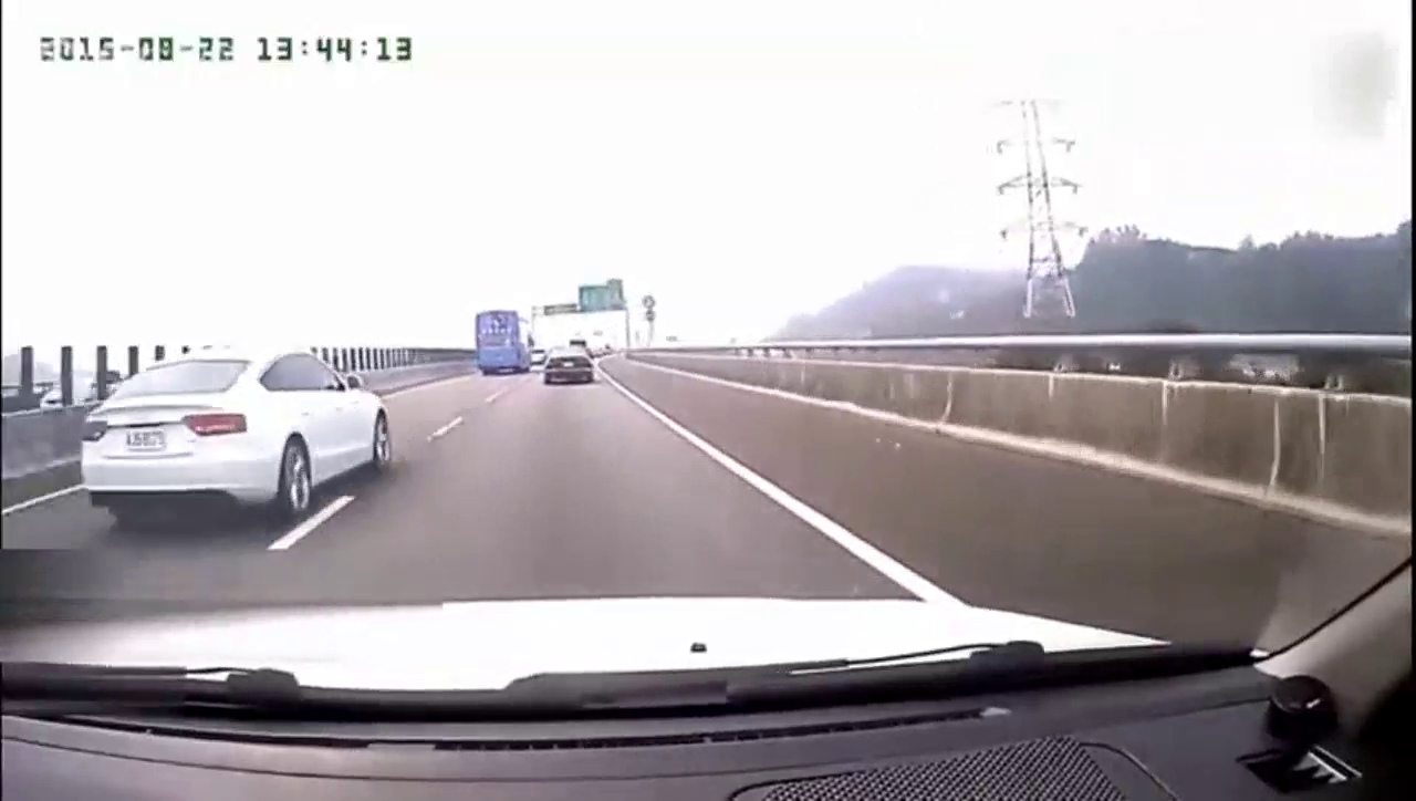 跑车高速上时速200见车嚣张连超带撞 秒变废铁