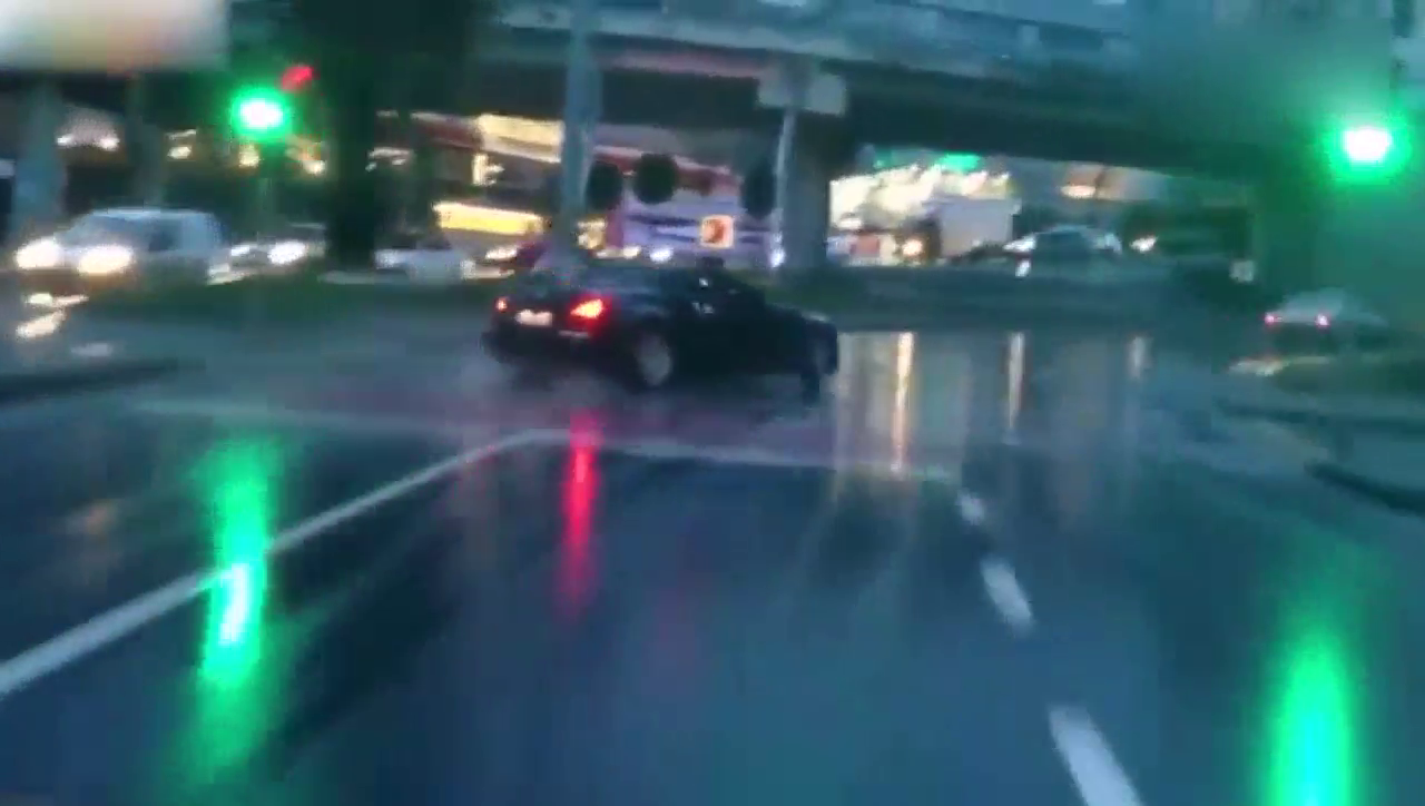 跑车超帅气雨天漂移，厉害