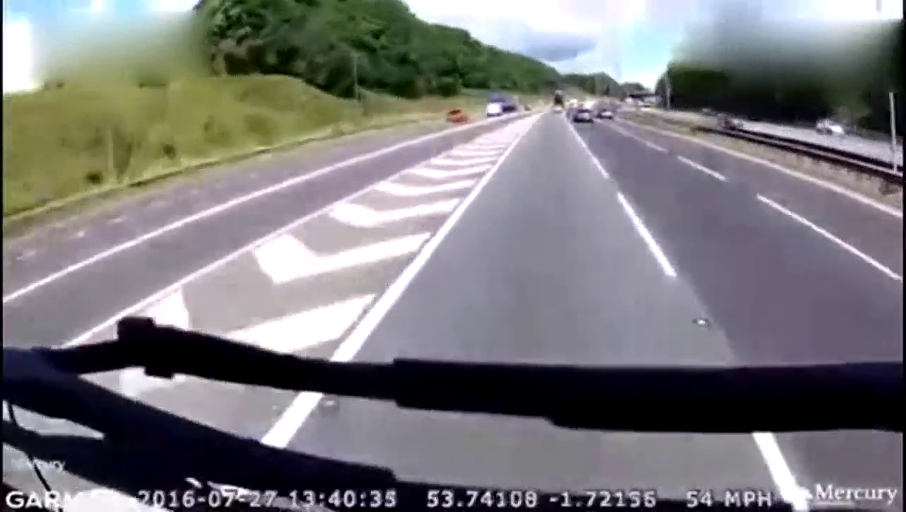 小车司机三次惹45吨卡车，卡车司机很生气