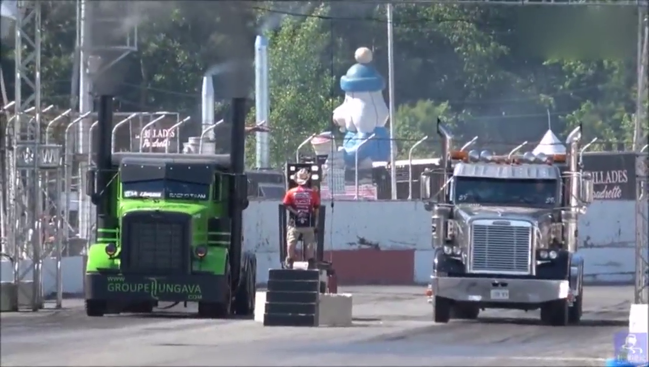 重型卡车全力加速，排气管喷出的浓烈黑烟很壮观