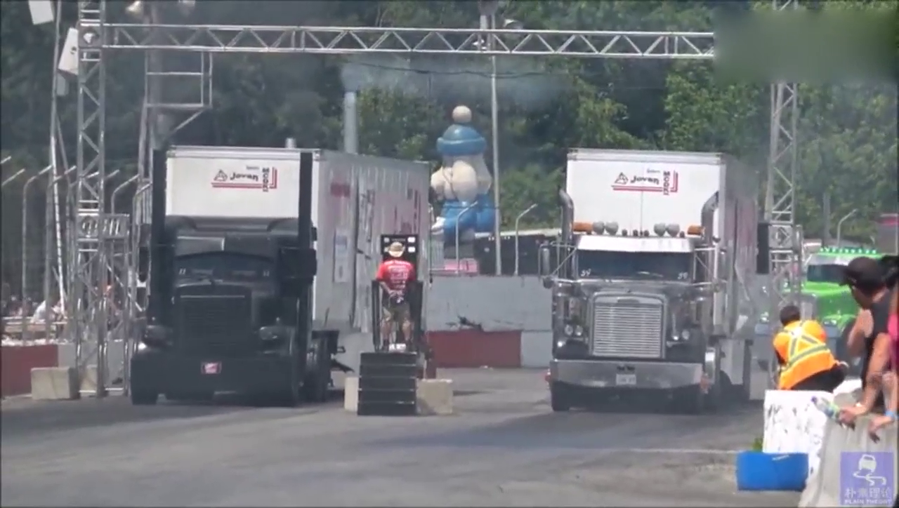 重型卡车全油门加速，柴油发动机喷出的浓烈黑烟很壮观