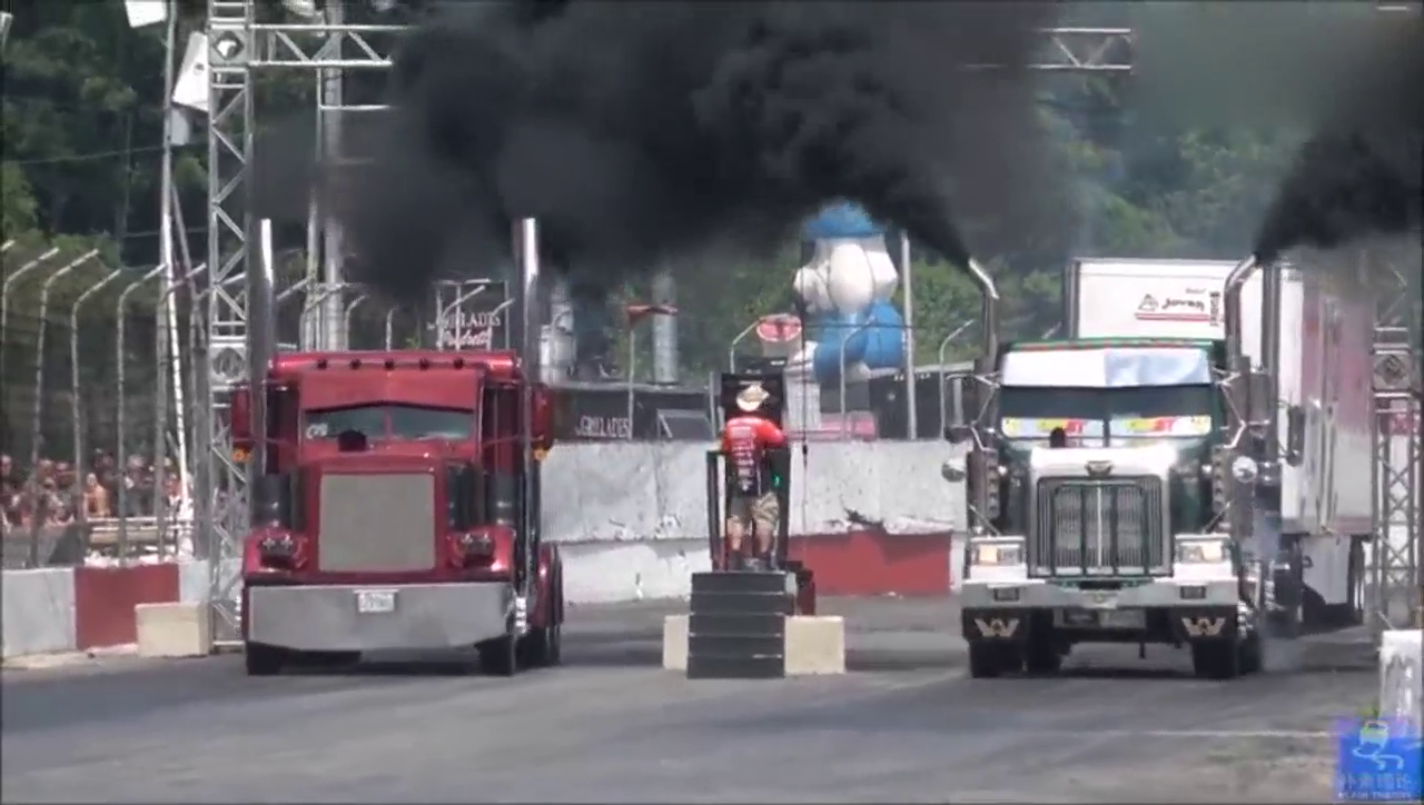 重型卡车全油门输出，柴油发动机喷出的浓烈黑烟很壮观