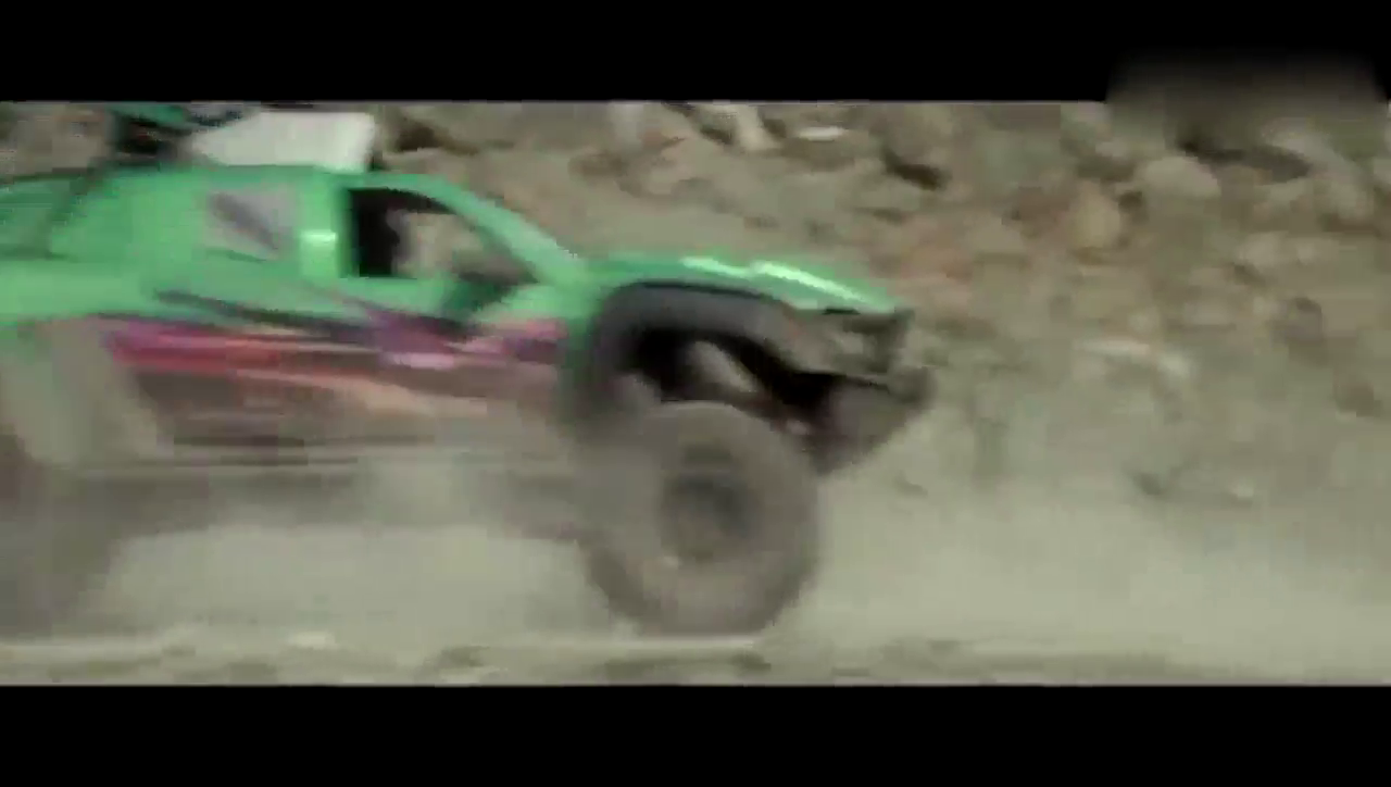 重型卡车悬崖路段别车，小伙一操作让老司机懵了！