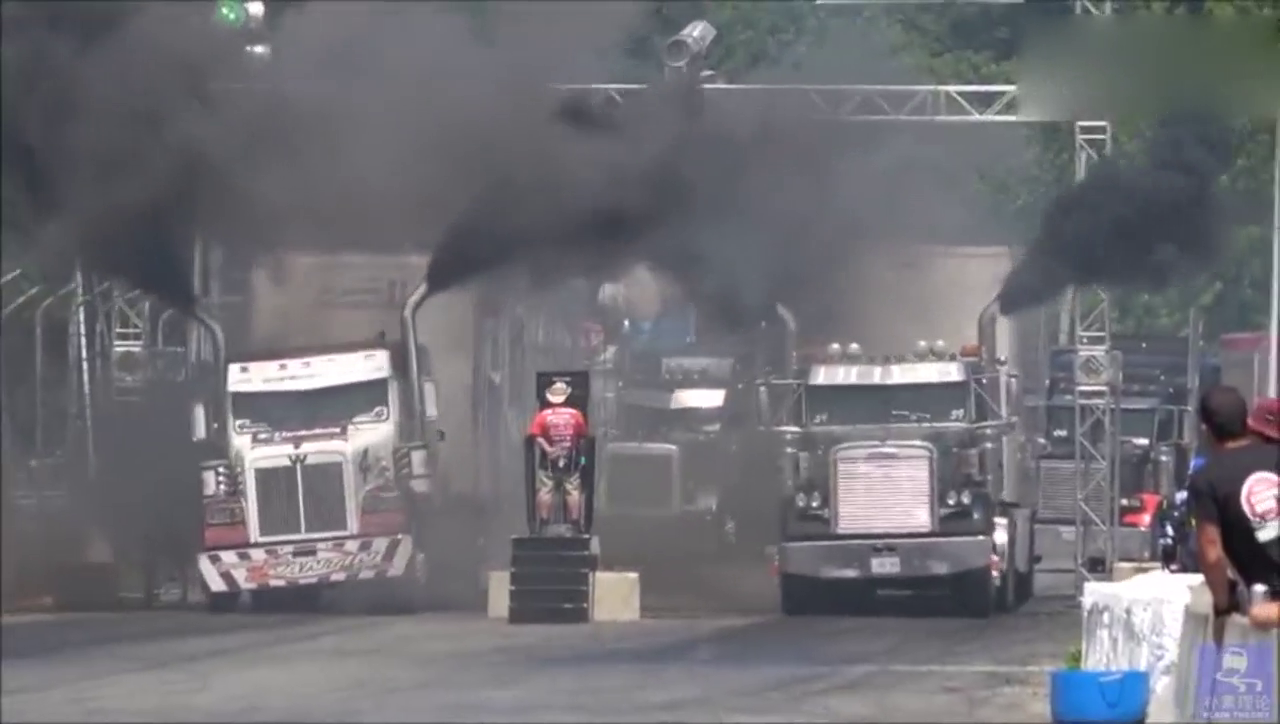 重型卡车全力加速，大负荷工况下柴油机喷出浓烈黑烟