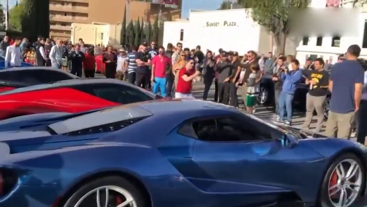 遇到了超级喜欢的跑车，这反应不知道的还以为吃错药了！