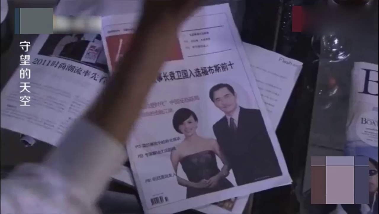 两车险些相撞，美女上前与车主理论，不料一口吐进跑车里