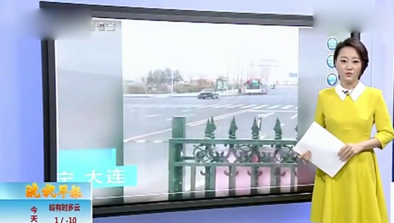 疯狂跑车十字路口玩漂移，逼停公交车