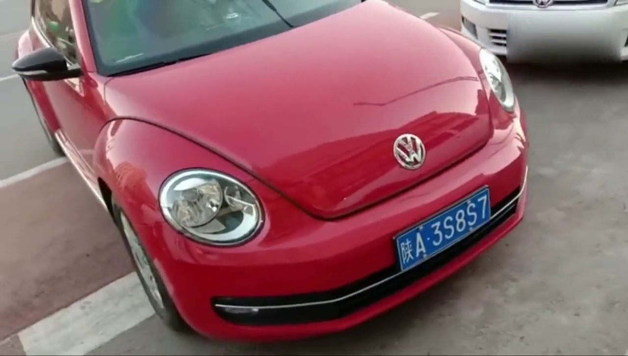 这款大红色的大众甲壳虫跑车看着就是漂亮啊，女生的最爱啊