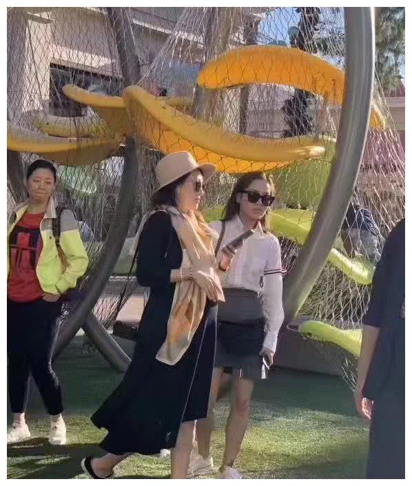 网友偶遇章子怡美国待产，挺孕肚和友人逛街，生产医院费用曝光