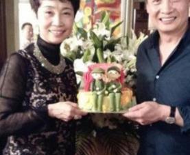 阎维文和妻子生活近照，珍爱癌症妻子25年，低调生活零绯闻