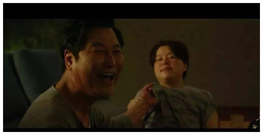 《寄生虫》中金司机为什么要杀掉朴社长? 他是有点喜欢女房主的！