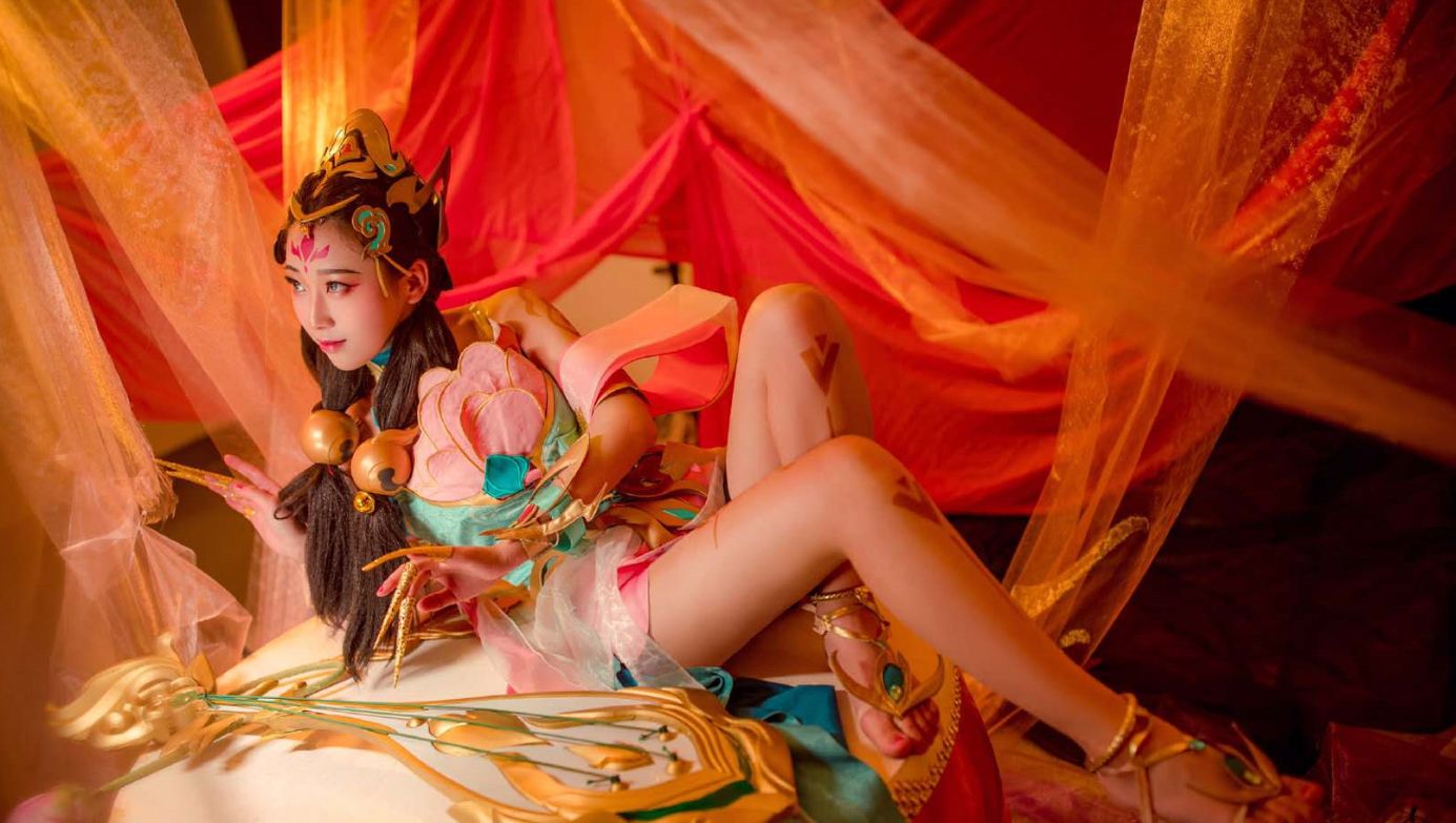 美女cos"王者荣耀杨玉环"云想衣裳花想容,春风拂槛露华浓!