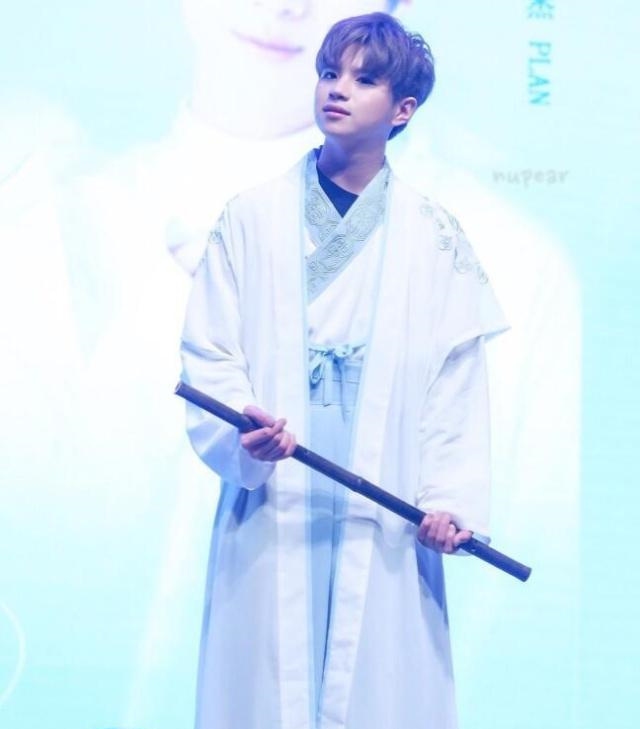 泰星穿上中国风服装,《不期而爱》汉服帅,这些