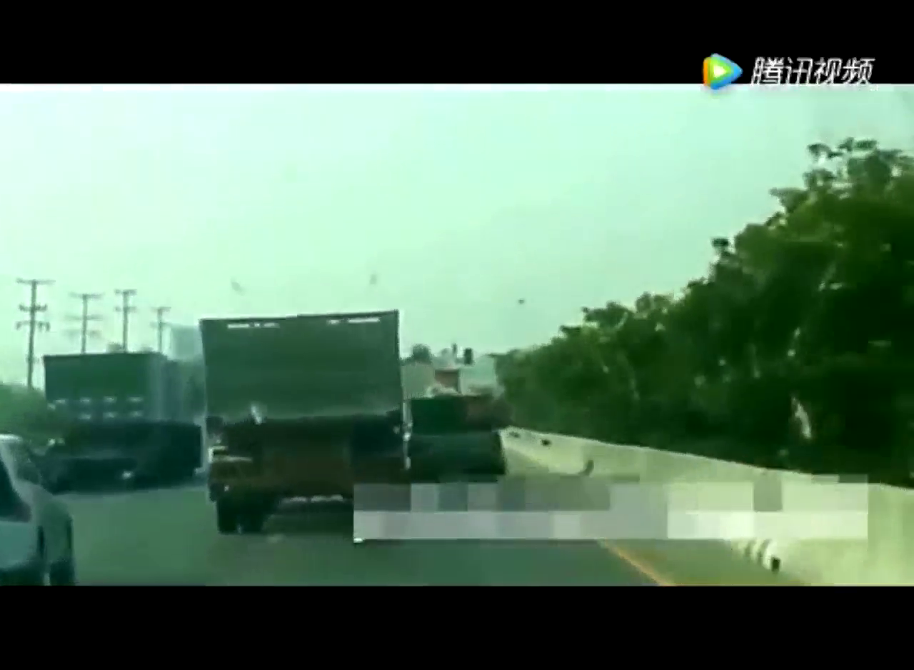 丰田皮卡高速上别车，结果遇到大卡车司机放大招不做死就不会死