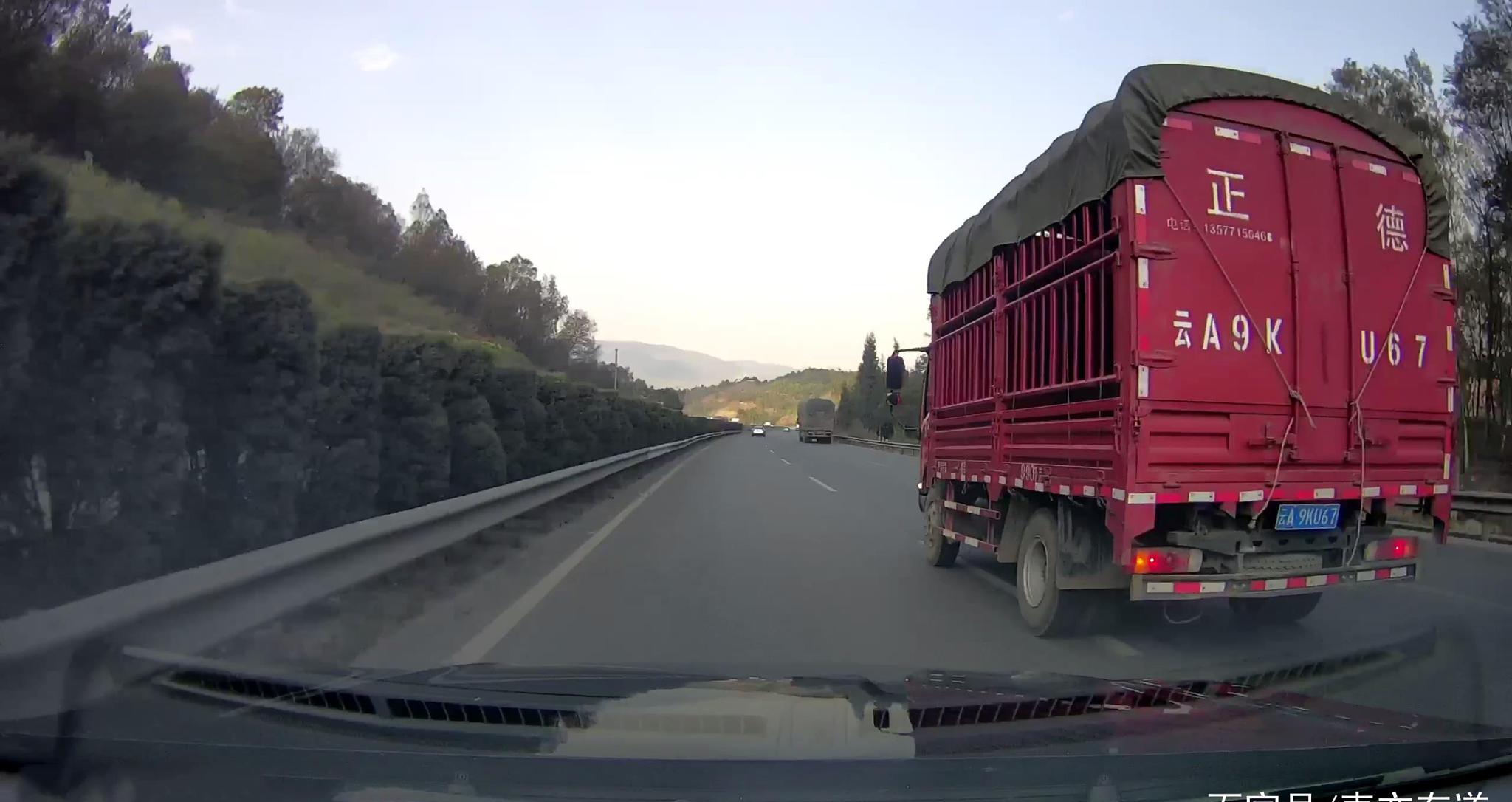 这种情况你不能超大货车，否则会很危险，知道的人太少