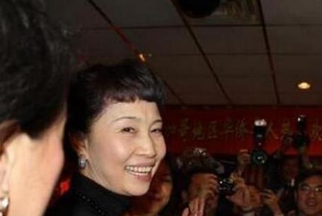 阎维文和妻子生活近照，珍爱癌症妻子25年，低调生活零绯闻