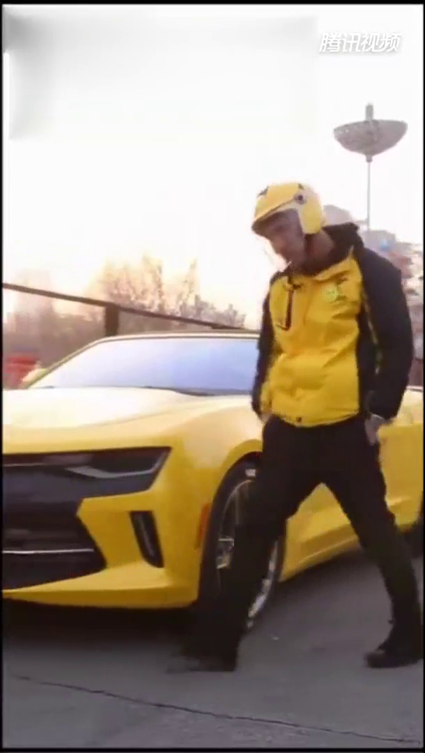 两家外卖为了赶时间都拥有自己的跑车了，还要争