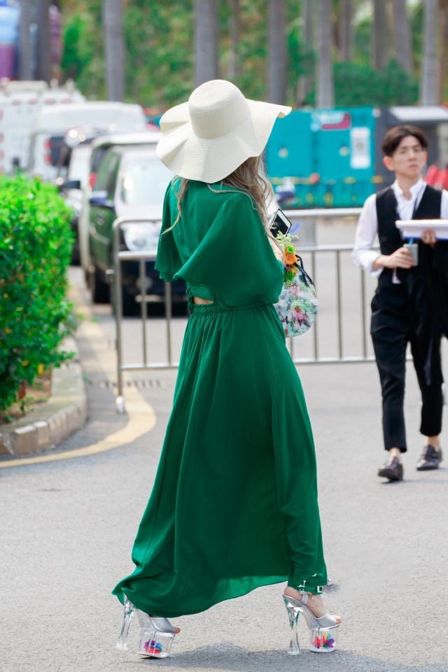 美女脚踩18公分高跟鞋，鞋子透明，给人凌驾于云端之上的美感！