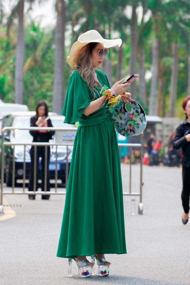 美女脚踩18公分高跟鞋，鞋子透明，给人凌驾于云端之上的美感！