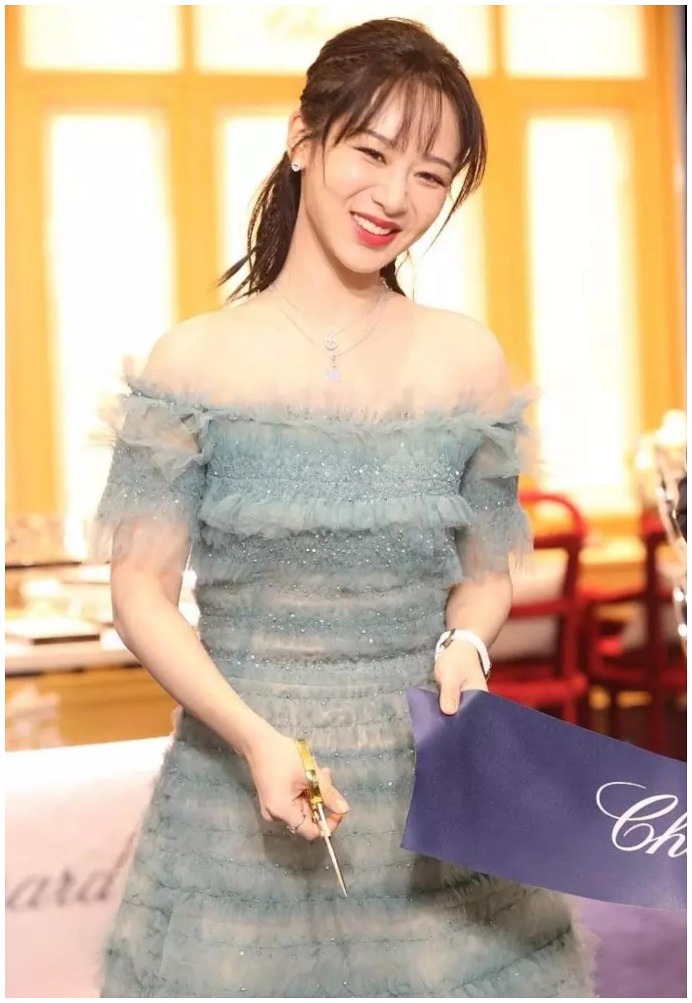杨紫穿绿色抹胸蛋糕裙现身，化身小仙女，笑容温暖动人