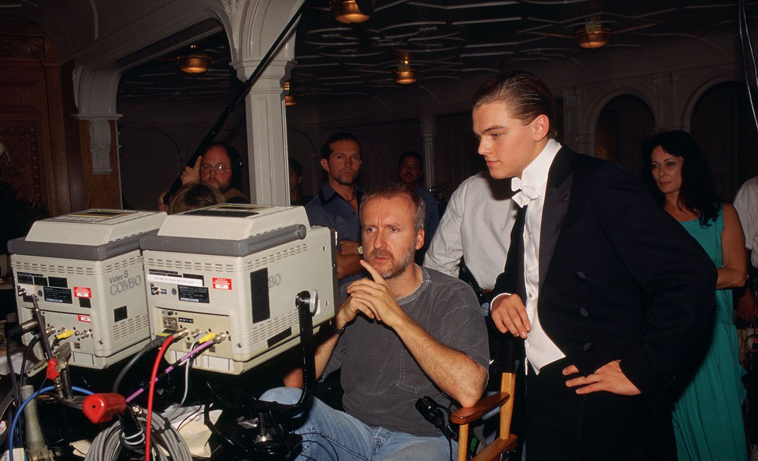 电影泰坦尼克号罕见片场照,卡梅隆亲自指导杰克给露丝画素描