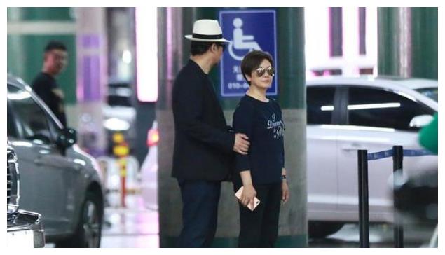 张国立和邓婕夫妻亮相，保镖和空姐陪护，派头十足邓婕雍容高贵