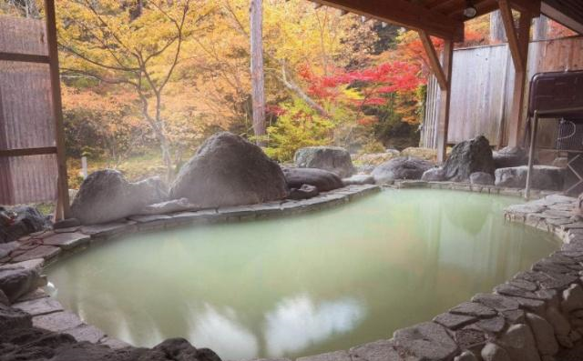 日本商家老板纳闷中国游客来日本游玩,却为何