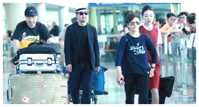 张国立和邓婕夫妻亮相，保镖和空姐陪护，派头十足邓婕雍容高贵
