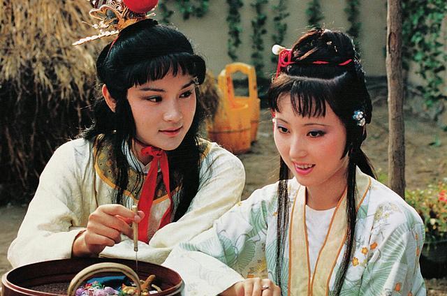 《红楼梦》第五回和《源氏物语》第二回，线性时间框架中的预叙
