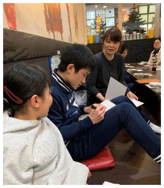 张本智和夺冠获300万日元，一家四口大办宴席，妹妹受影响斗志足