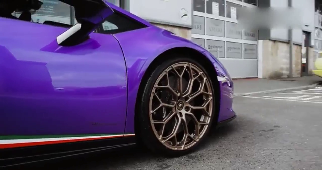 兰博基尼紫色飓风，每位大男孩都会有的跑车梦！