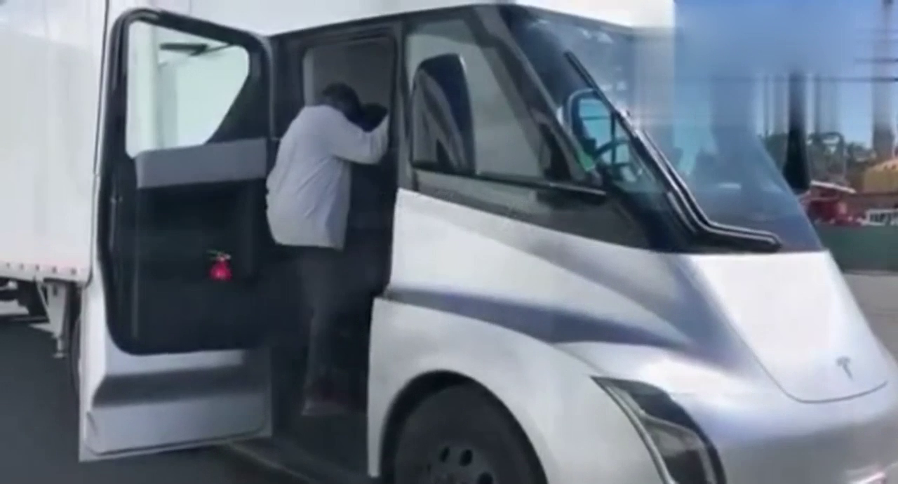 特斯拉纯电动半挂卡车的内外观！你绝对没见过！