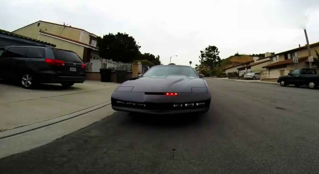 看清KITT跑车内设的中控台，和显示屏，你还觉得兰博基尼帅吗？